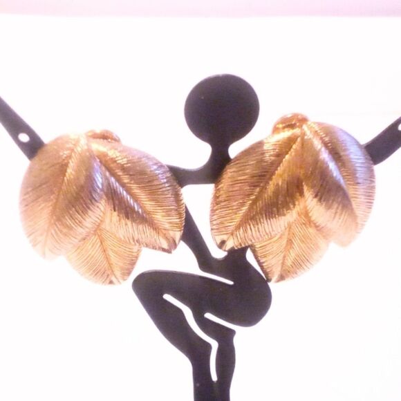 Vintage Brushed Gold Tone Leaves Clip On Earrings - Picture 2 of 4